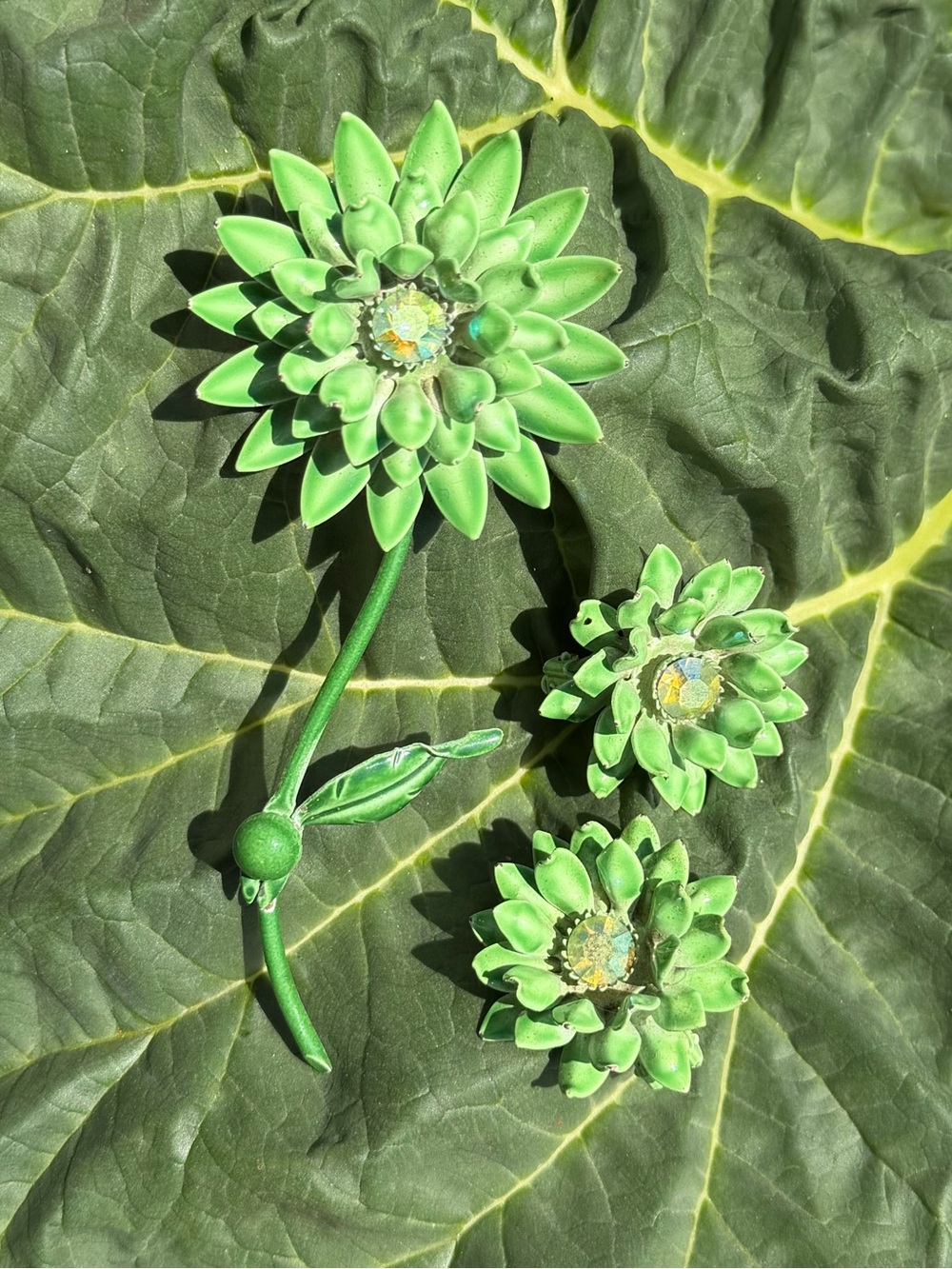 Vintage Green Enamel Flower Brooch Clip On Earrings Set - Picture 7 of 12